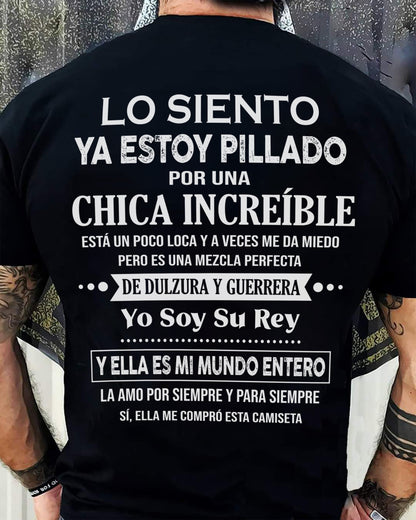 CAMISETA GRACIOSA ESTOY PILLADO POR UNA MUJER INCREÍBLE – EL JUBILADO MÁS SEXY DE LA ZONA - REGALO DE CUMPLEAÑOS PARA HOMBRES / MUJERES - LUNA00sp (SKU04-112-00)