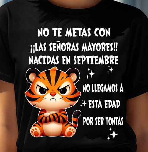 SEPTIEMBRE SHIRT, NO TE METAS CON MUJERES MAYORES - FMA LUNA09 (SKU2604-164-09)