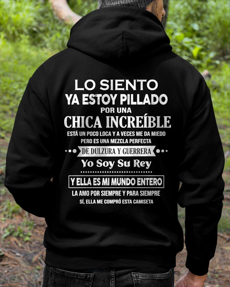 CAMISETA GRACIOSA ESTOY PILLADO POR UNA MUJER INCREÍBLE – EL JUBILADO MÁS SEXY DE LA ZONA - REGALO DE CUMPLEAÑOS PARA HOMBRES / MUJERES - LUNA00sp (SKU04-112-00)