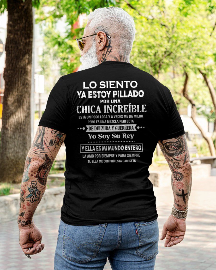 CAMISETA GRACIOSA ESTOY PILLADO POR UNA MUJER INCREÍBLE – EL JUBILADO MÁS SEXY DE LA ZONA - REGALO DE CUMPLEAÑOS PARA HOMBRES / MUJERES - LUNA00sp (SKU04-112-00)