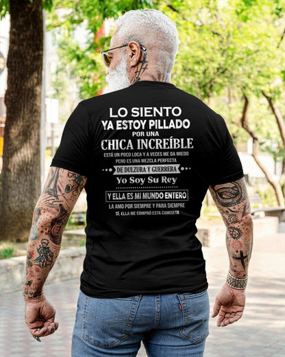 CAMISETA GRACIOSA ESTOY PILLADO POR UNA MUJER INCREÍBLE – EL JUBILADO MÁS SEXY DE LA ZONA - REGALO DE CUMPLEAÑOS PARA HOMBRES / MUJERES - LUNA00sp (SKU04-112-00)