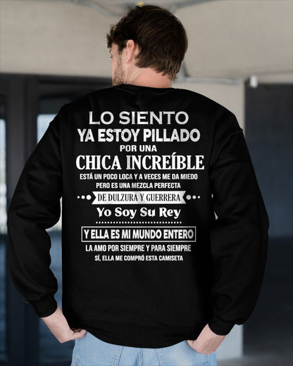 CAMISETA GRACIOSA ESTOY PILLADO POR UNA MUJER INCREÍBLE – EL JUBILADO MÁS SEXY DE LA ZONA - REGALO DE CUMPLEAÑOS PARA HOMBRES / MUJERES - LUNA00sp (SKU04-112-00)